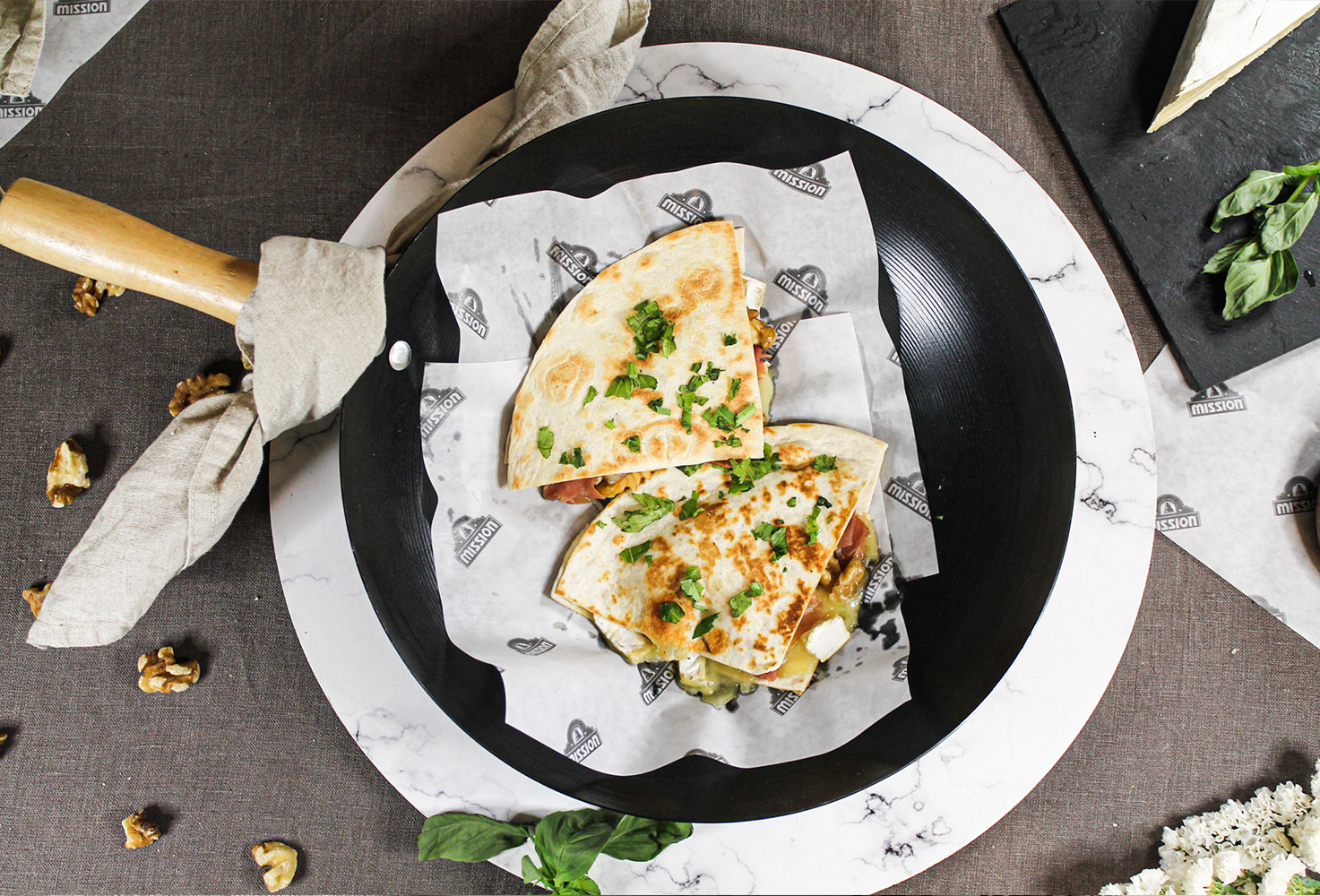 WRAP DE QUESO BRIE, JAMÓN, NUECES Y ALBAHACA