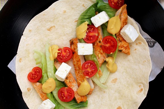WRAP DE POLLO, TOMATE Y QUESO FETA