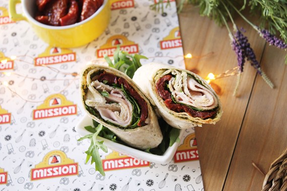 WRAP DE POLLO CON PESTO, TOMATE SECO Y RÚCULA