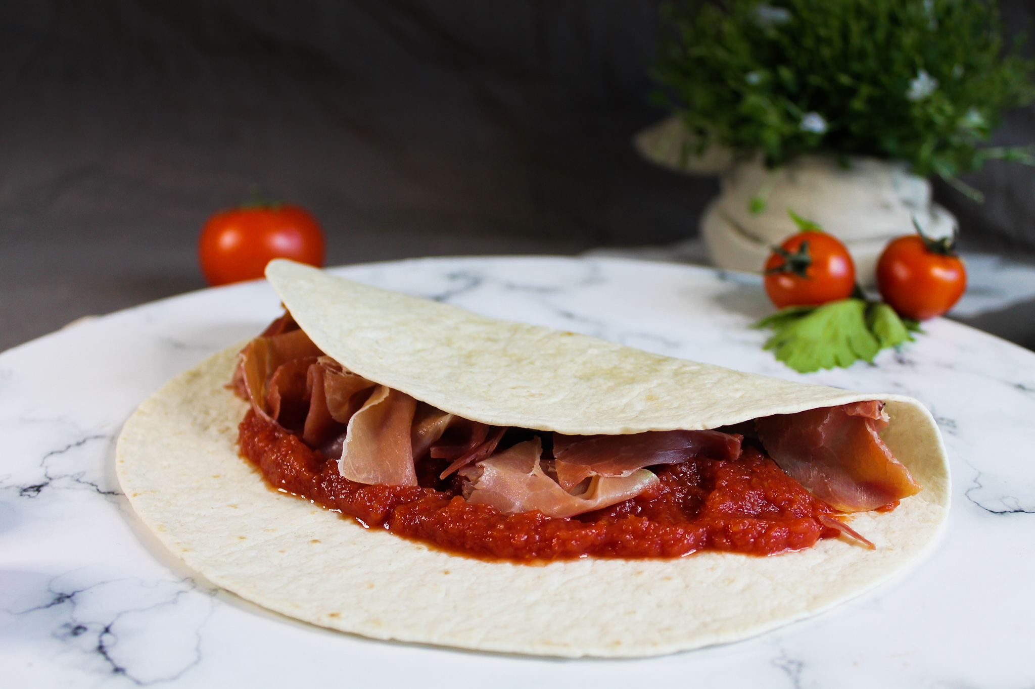 WRAP DE TOMATE, AJO Y JAMÓN